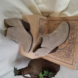 Kenneth cole Reaction shoes shoe booties cream suede 9.5